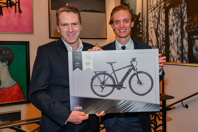 Franz Tepe (links) und Hendrick Gehring freuen sich über die Auszeichnung für das BULLS Cross lite EVO als schönstes E-Bike beim ersten FOCUS E-Bike Award. / Foto: Eva Oertwig