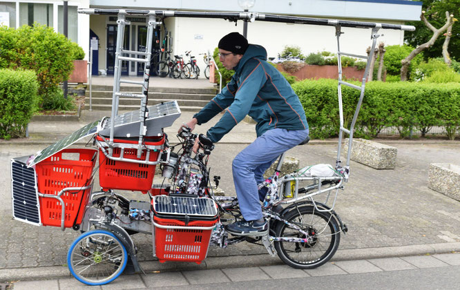 Starke Idee: Transport solar- und muskelbetrieben mit dem Lastenesel aus Eigenproduktion