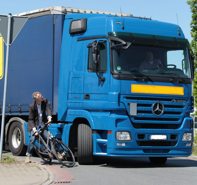 Abbiegeunfälle von Lkw mit Radfahrern haben oft schwerste Folgen  Quellenangabe / Rechte: ADFC/Jens Lehmkühler
