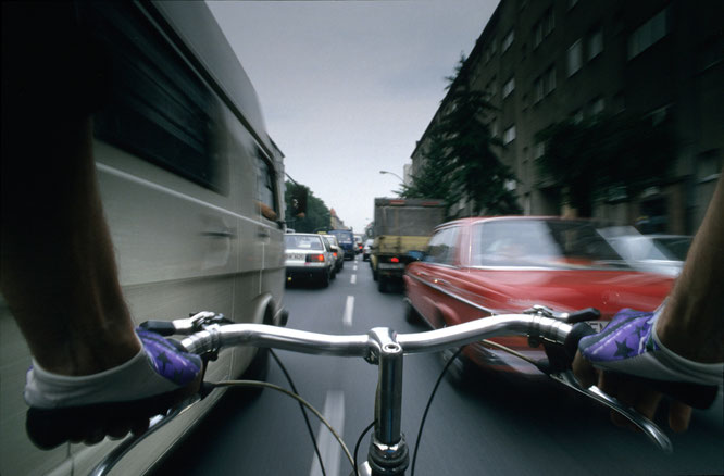 Radfahrer zwischen Autos in der Stadt / ©Volksentscheid Fahrrad/Norbert Michalke