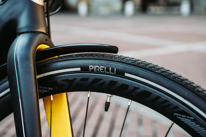 REIFENWECHSEL AUCH FÜR FAHRRÄDER UND E BIKES: DIE WINTERREIFEN VON PIRELLI GARANTIEREN BESSERE BODENHAFTUNG AUF KALTEM, FEUCHTEM ASPHALT