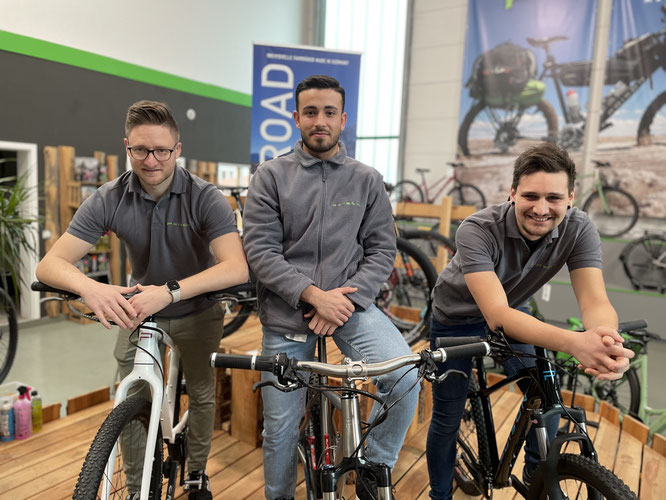 Das POISON Bikes Vertriebsteam (v.l.): Michael Grut (Vertriebsinnendienst), Sergen Akayoglu (Leiter Vertrieb) sowie David Göken (Leiter Concept Store Nickenich und Vertriebsaußendienst). Foto: POISON Bikes GmbH