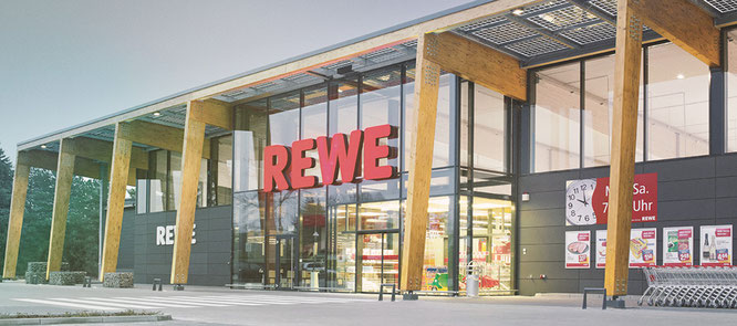 Wer modern und umweltschonend mit dem E-Bike zum REWE Supermarkt fährt, tut nicht nur Gutes für Klima und Verkehrsvermeidung, er oder sie ist auch noch bequemer unterwegs.