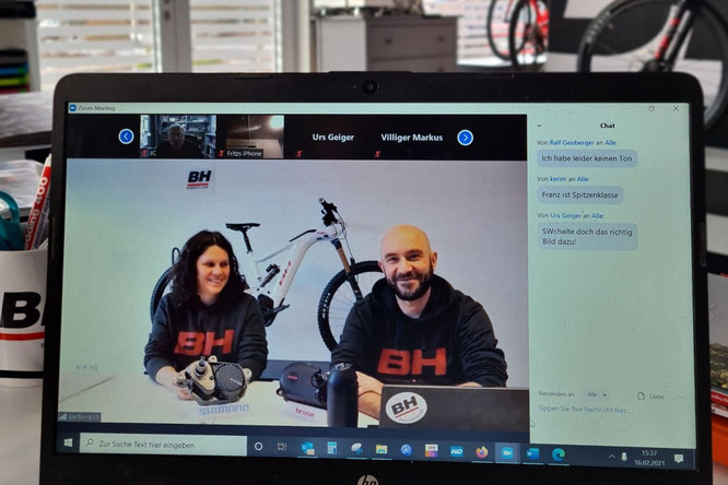 Brandmanager Dominik Ruiz-Morales, unterstützt von Irene Valazza, Servicetechniker bei BH BIKES