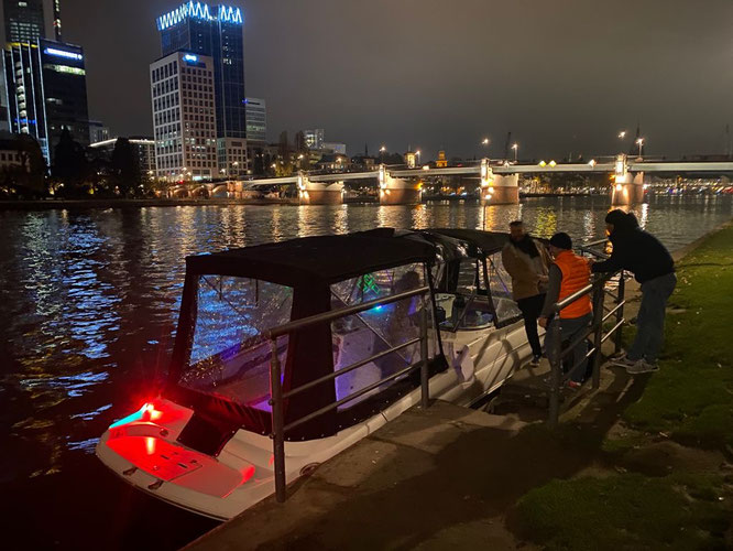 Bei einer gemütlichen Hafenrundfahrt Frankfurt am Main wird ein imposanter Blick auf die Skyline der Stadt geboten