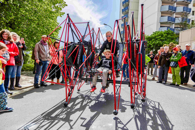 Liegeräder, Lastenräder und Velomobile – mit und ohne Motor und alles kann man Probefahren – auch ungewöhnliche Konstruktionen wie „Das Biest“ von Hase Bikes. Fotos: Spezialradmesse