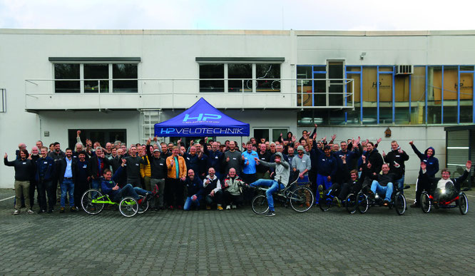 Durchwachsenes Februarwetter – aber das „Familienfoto“ gehört zur HP VELOTECHNIK-Schulung wie das Abschlusszertifikat. Bild: HP VELOTECHNIK