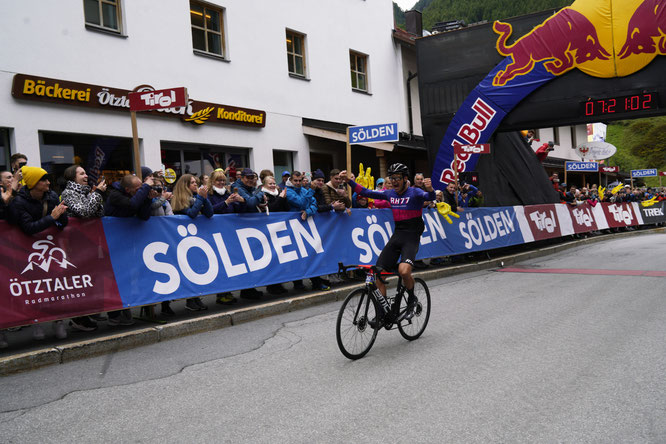 Johnny Hoogerland kommt ins Ziel  ©www.oetztaler-radmarathon.com