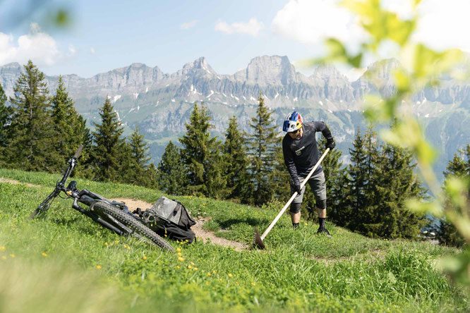 DIY - Mit René Wildhaber an einem neuen Trailabschnitt bauen. © Bergbahnen Flumserberg AG