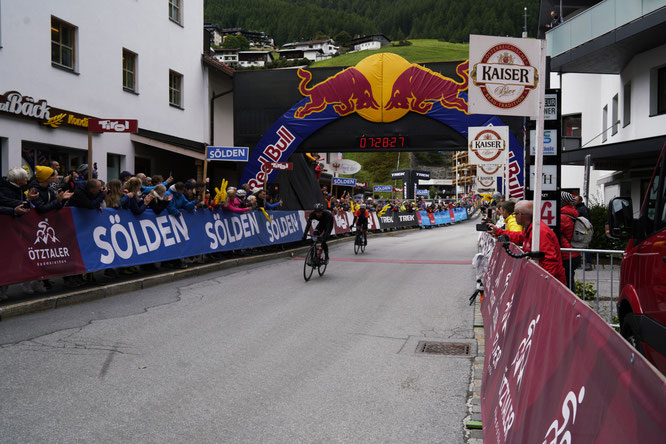 Zielsprint um den zweiten Platz: Leopold vor De Marchi ©www.oetztaler-radmarathon.com