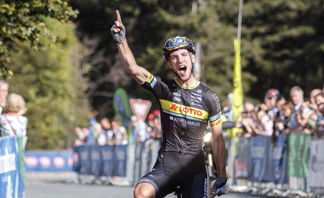 Jonas Rutsch jubelt über seinen Sie bei der 4. Sauerland-Rundfahrt. Was folgte, war ein Profivertrag beim WorldTour EF Education First und die Teilnahme an der Tour de France in diesem Jahr. Fotoquelle: Robert Möller