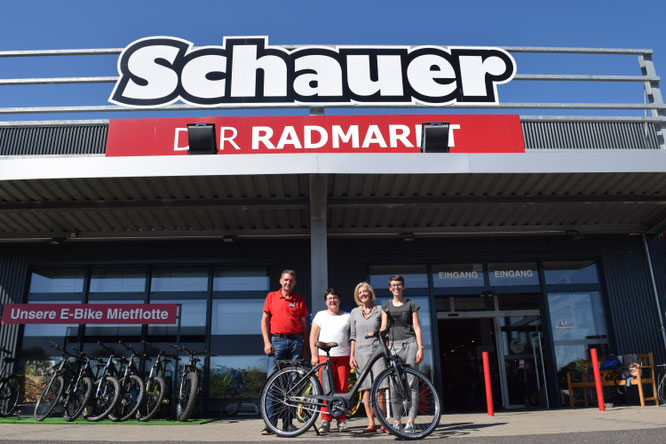 Laura Christ, Brand Managerin Winora (re.), und Ulrich Fenn, Marktleiter Radmarkt Schauer (von li.), übergeben ein Winora Sima N7 an Rita Stephan, Geschäftsführerin und Inge Weigand, stellv. Vorsitzende des SkF. Foto: Jasmin Schindelmann / Winora-Staiger