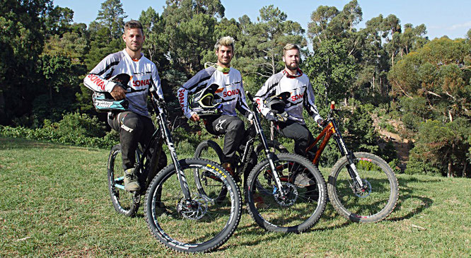 Die Downhill- und Freeride-Profis Clemens Kaudela (27, links), Sam Reynolds (26, Mitte) und Nicholi Rogatkin (22) setzen das Sonax Bike-Pflegeprogramm ab sofort im Rahmen internationaler Bike-Events in Szene.