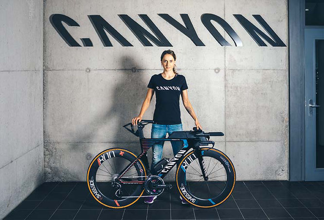 Voller Motivation in die neue Saison: Laura Philipp mit ihrem neuen Canyon Speedmax WMN CF SLX / Foto: Canyon Bicycles