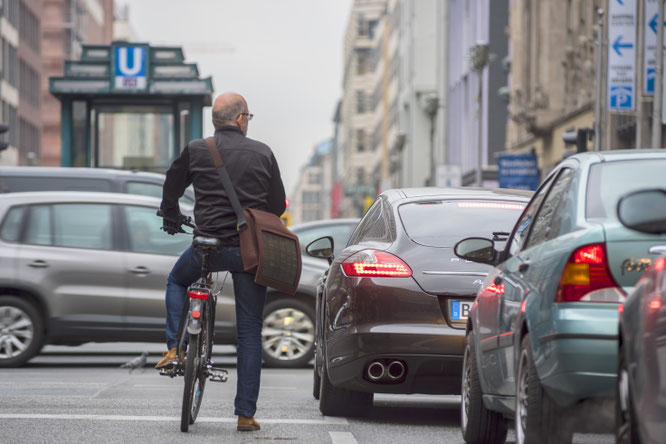 Vor allem im Stadtverkehr: Weg vom Auto, hin zum Fahrrad – das fordert der ADFC Rheinland-Pfalz als langfristige Strategie. Foto: ADFC