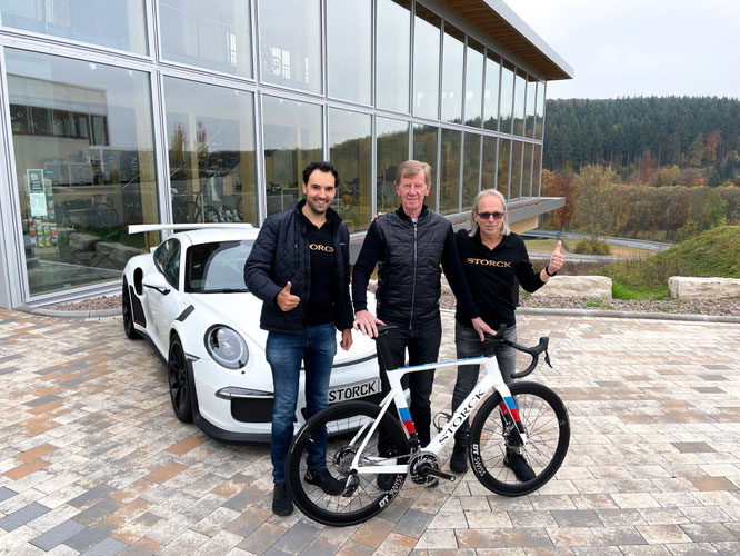 BU: v.l.: Dr. Todor Lohwasser (Geschäftsführer STORCK), Walter Röhrl, Markus Storck (Geschäftsführer STORCK)