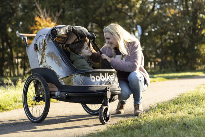 Multifunktionalen Kindertransporter für das Fahrrad oder zu Fuß.