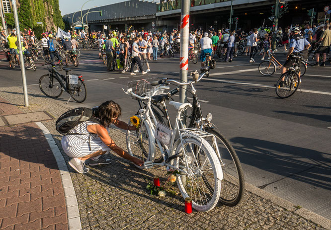 Mahnwache für eine getötete Radfahrererin, Berlin-Spandau, Altstädter Ring/Seegefelder Strasse, 19.8.2020// ©Norbert Michalke/Changing Cities