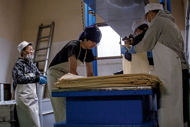 ①この日、槽で搾られるのは通称「赤丹」と呼ばれる 丹沢山の赤ラベル。阿波山田錦で造られた酒だ。