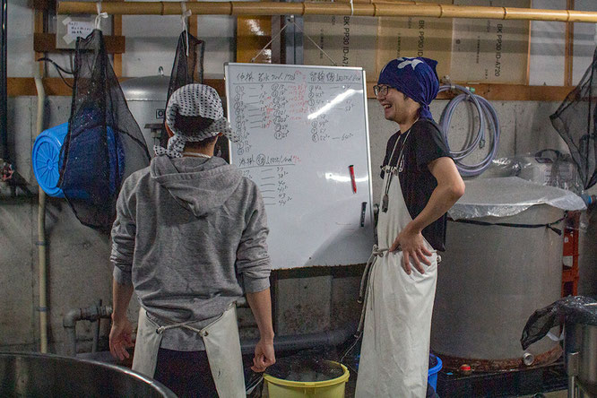 緊張感のある酒造りの現場においても、川西屋ではたくさんの笑顔が見られた。