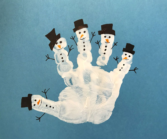 lustige Schneemänner aus einem Handabdruck