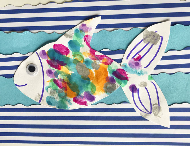 Fisch mit bunten Fingerabdrücken