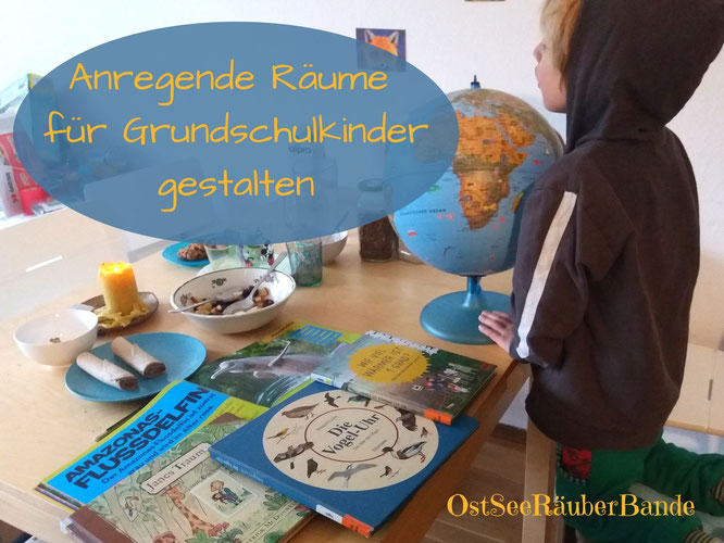 Anregende Räume für Grundschulkinder gestalten - Titelbild mit Vorschulkind und vielen Büchern sowie einem Globus. Text über die veränderten Bedürfnisse von Grundschulkindern und wie diesen nach Montessori entsprochen werden kann.