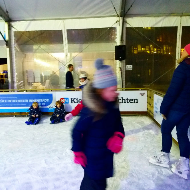 Eislauf-Saison-Eröffnung: alle Kinder erschöpft und glücklich