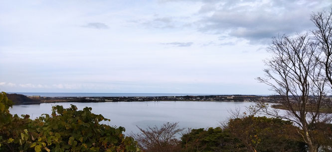 写真は湖山西付近と湖山池ですが、さてどこから撮影したものでしょうか？