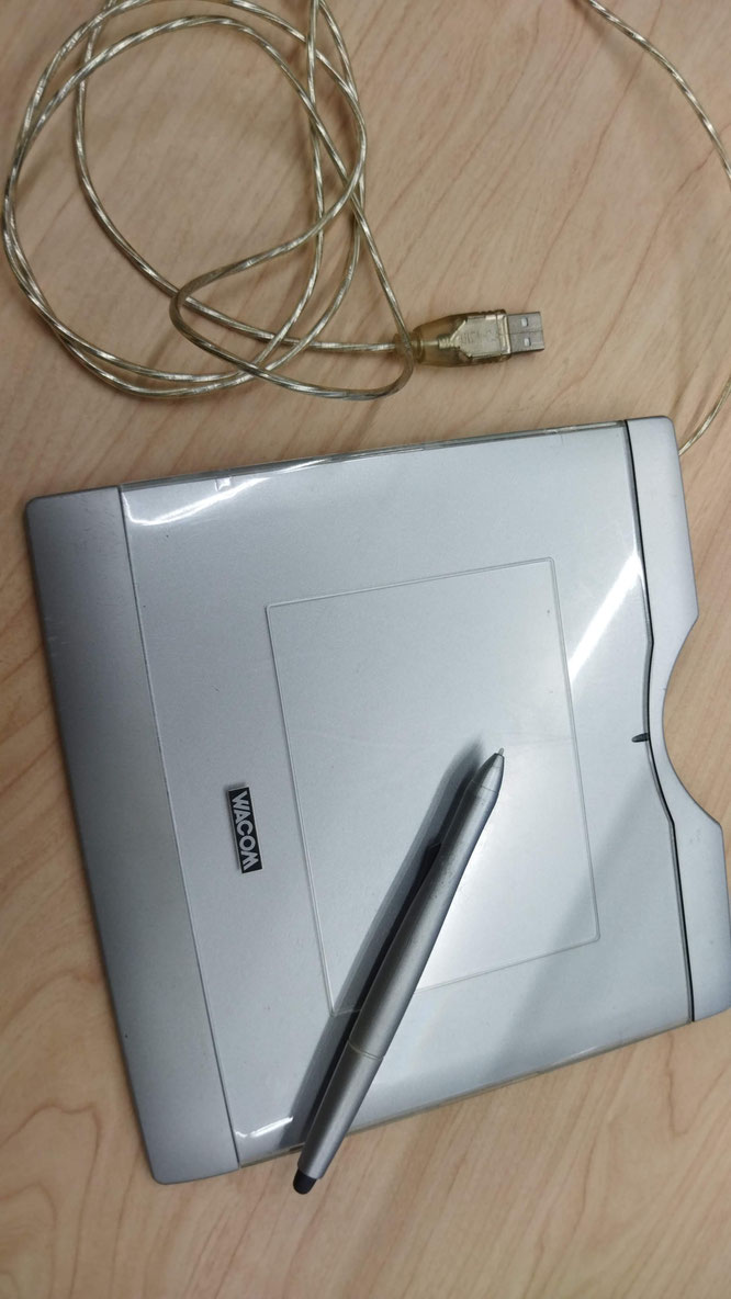 ペンタブレット、マウスの代わりにペンで操作できる。