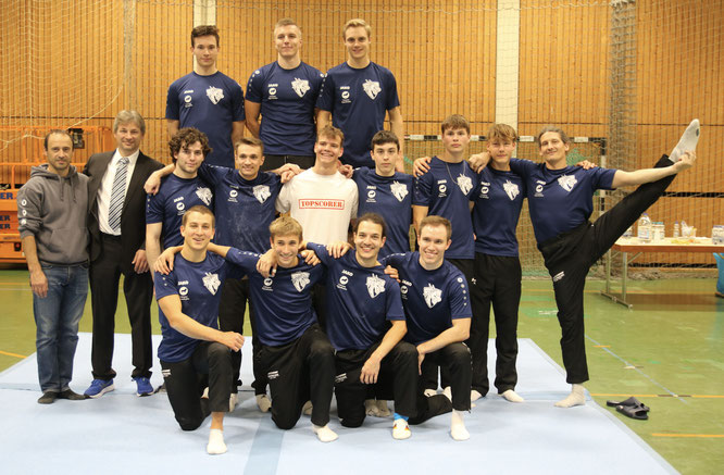 1. Mannschaft 2022 mit Trainer, Kampfrichter und Topscorer mit weißem T-Shirt nach dem Sieg im 1. WK gegen USC München