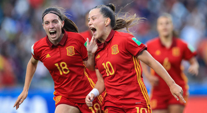 Claudia Pina celebra el segundo gol de España junto a Eva Navarro. BUDA MENDES (GETTY IMAGES)