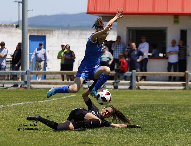 La tolosarra Bengo y la alavesa Silvia en una jugada del encuentro - Foto: Javi Urola