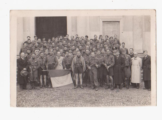 Cartolina di tipo fotografico - Partigiani sul Sagrato della Chiesa per festeggiare la Liberazione.