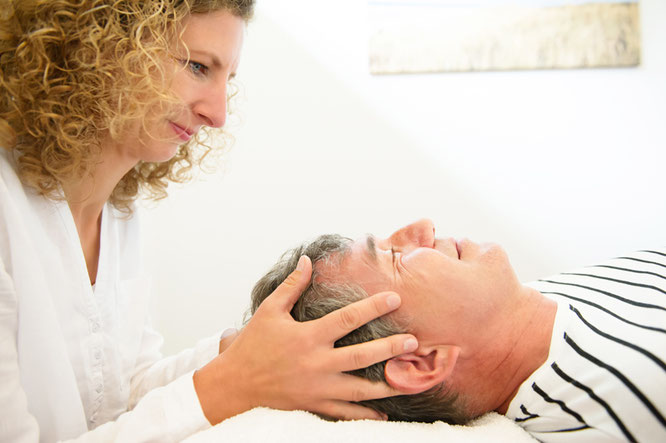 Osteopathin und Physiotherapeutin Catrin Kreipe in Soltau bei einer osteopathischen Behandlung.