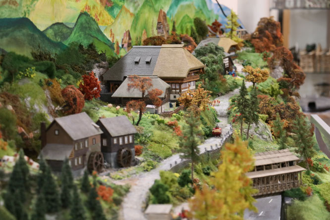 Schwarzwaldmotiv auf dem Mittelteil der Anlage.