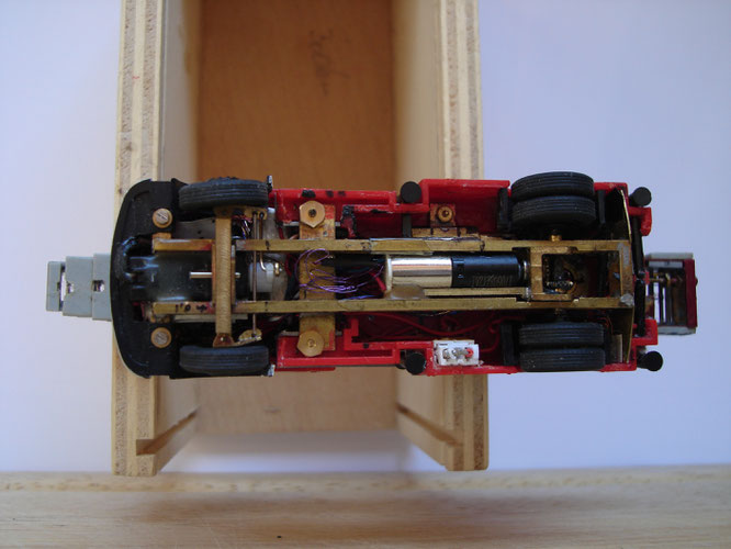 Sehr schön hier zu sehen der aus Messingprofilen gefertigte Rahmen mit dem dazwischen integrierten Motor. 