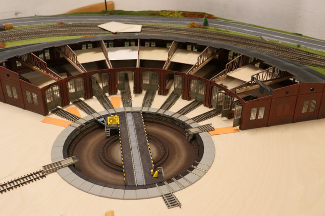 Erste Anpassungsversuche. Als Modell haben wir den Lokschuppen von Vollmer gewählt. Die Drehscheibe ist von Fleischmann. Der Rohbau ist hier auf dem Bild schon fertig und wurde für Anpassungsarbeiten aufgestellt.