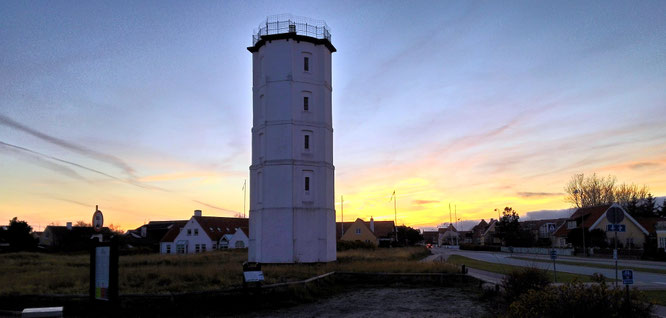 Auf dem weißen Leuchtturm von Skagen wurde ein offenes Feuer entfacht.