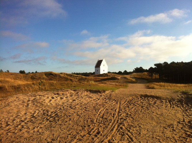 Die versandete Kirche nahe Skagen: Nur noch der Turm ragt aus dem Boden.