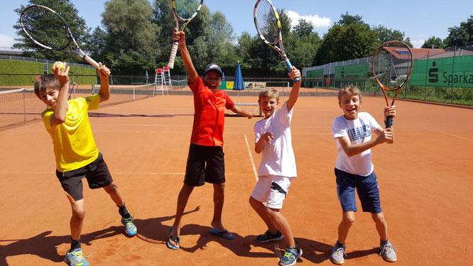 von links nach rechts: Daniel Schmid, Sami Wehner, Ben Kraus, Bastian Hauser