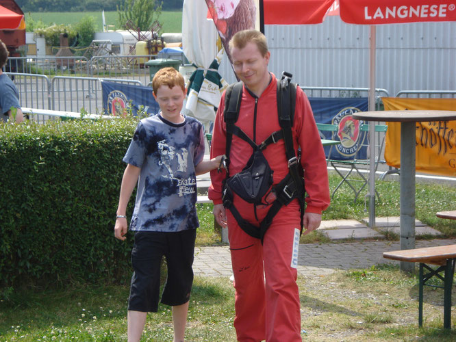 ...2009, mit meinem Paps beim Fallschirmsprung...