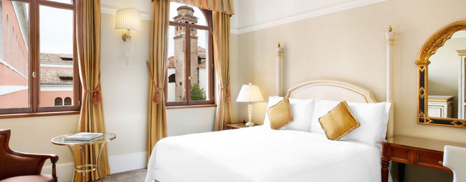 Zimmer mit Blick in den Innenhof