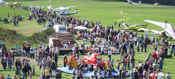 Verkaufsstände bei unserem zweiten Flohmarkt in 2010