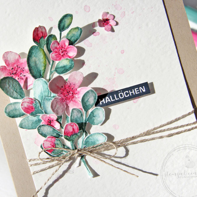 Grusskarte mit Kirschbluete und Aquarellelementen