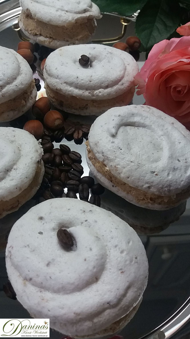 Feine Nuss-Baiser gefüllt mit Moccacreme - Traditionelles Weihnachtsgebäck, das auch im Sommer schmeckt ;-) Konditor-Rezept by Daninas Dad.