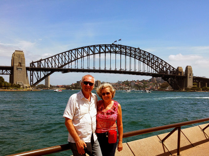 Im Hintergrund die am 19. März 1932 offiziell eröffnete Sydney Harbour Bridge