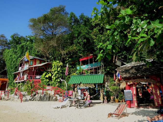 Im nördlichen Teil des White Sand Beach erinnern uns noch ein paar Strandhäuser an 1999