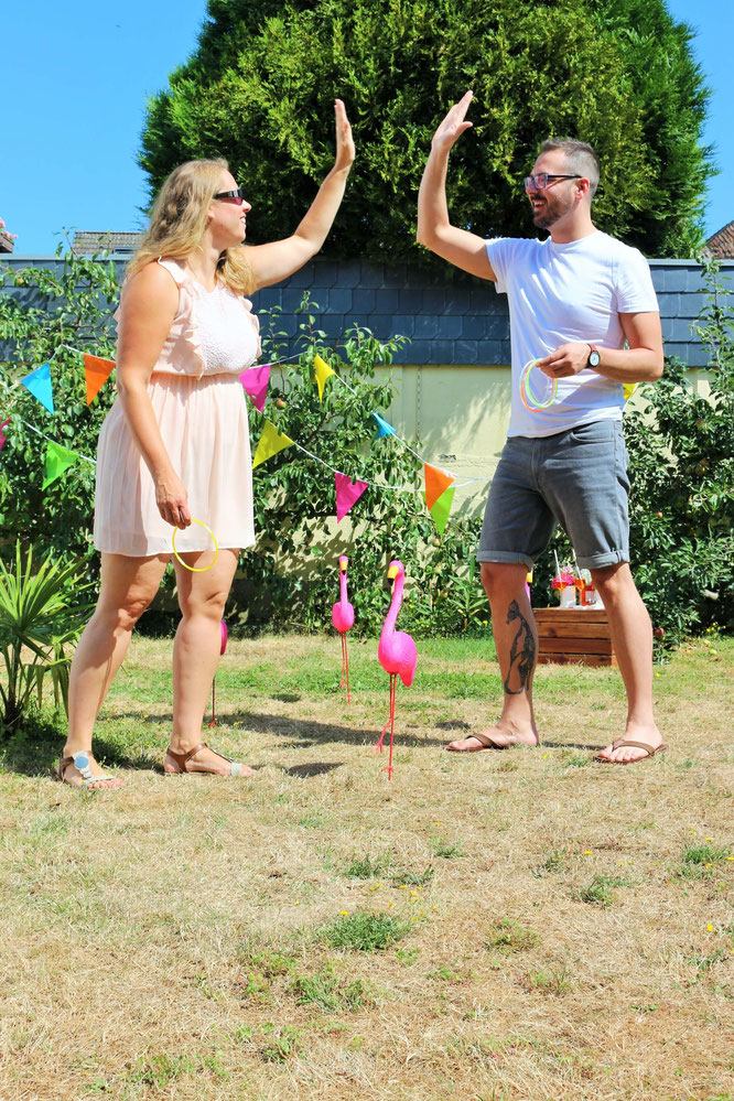 Bild: Flamingo Ringe werfen Party Spiel Idee – das Partyspiel für Erwachsene und Kinder, perfekt für eine Sommerparty, Gartenparty, Grillparty oder den Geburtstag im Garten! Jetzt auf partystories.de entdecken