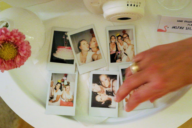 Bild: Viele Ideen für eine Flamingoparty in gold und pink mit Deko, Rezepten für Partyfood und einfachen DIY's, Fotoecke mit Instax mini Sofortbildkamera, gefunden auf Partystories.de